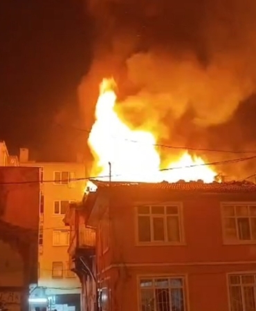 Bursa’da metruk binanın çatı katı alevlere teslim oldu