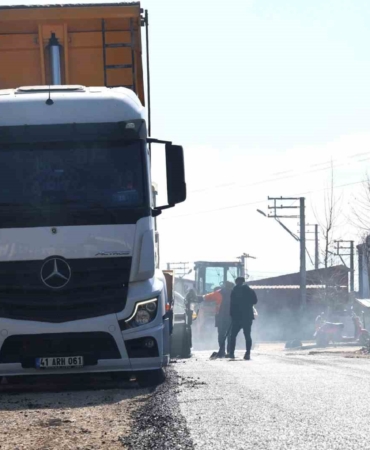 Erenler’de yollar yenilenmeye devam ediyor