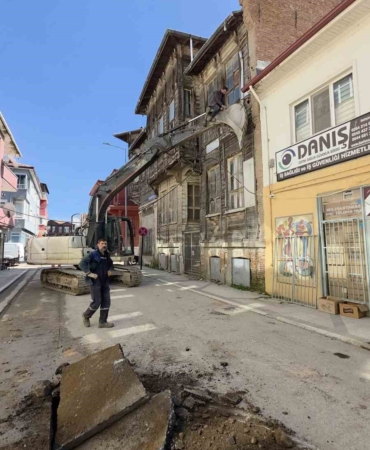 Kabloları kurtarmak isterken canını hiçe saydı