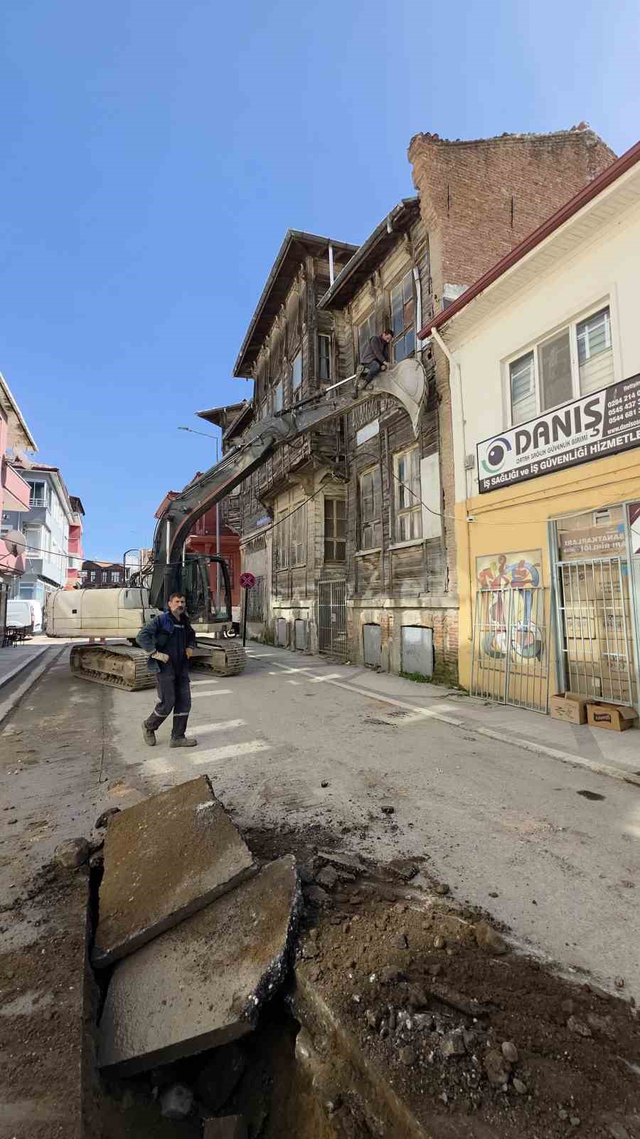 Kabloları kurtarmak isterken canını hiçe saydı