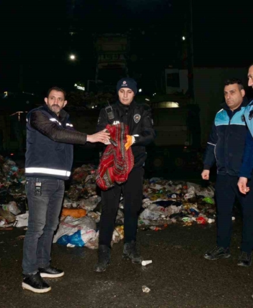 Esenyurt’ta çöpten servet çıktı: 1 milyon 200 bin TL’lik altın sahibine teslim edildi