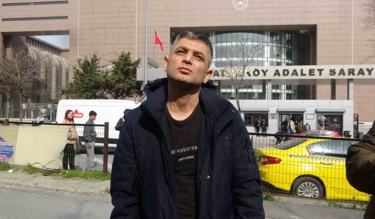 Gaziosmanpaşa’da duyma ve konuşma engeli bulunan kişinin telefonunu gasp eden ve benzin dökerek yakan sanık hakim karşısında