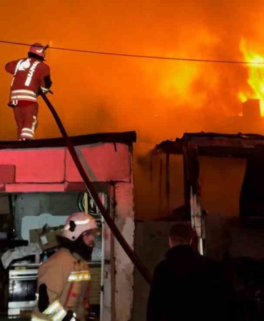Alevlerin geceyi aydınlattığı yangında ev ve otomobil küle döndü