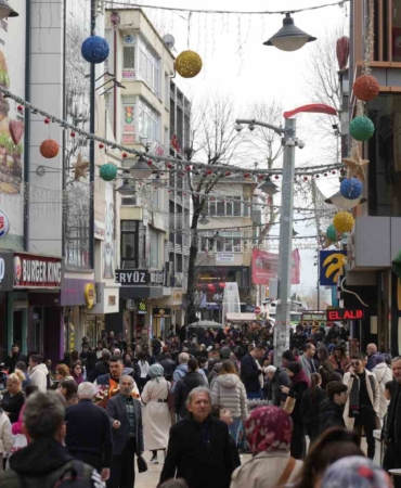 İzmit sokaklarında bayram alışverişi hareketliliği: Adım atacak yer kalmadı