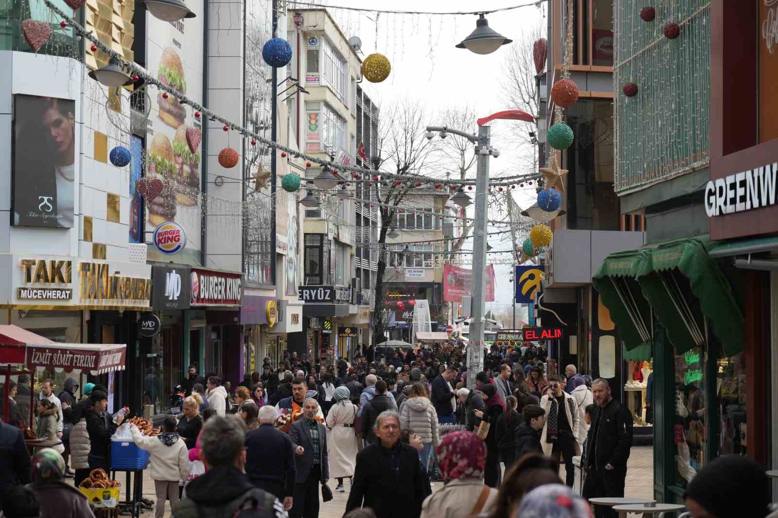 İzmit sokaklarında bayram alışverişi hareketliliği: Adım atacak yer kalmadı