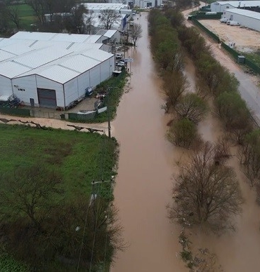 Ürünlü Deresi taştı, araçlar mahsur kaldı