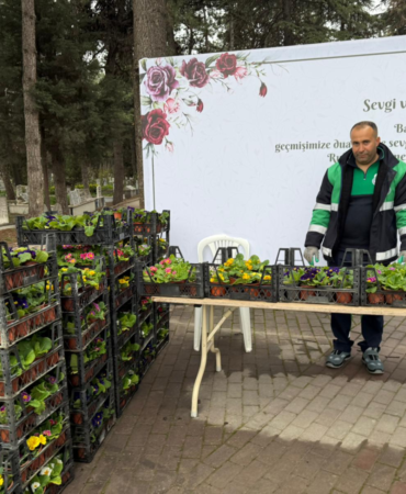 İnegöl’de bayram öncesi mezarlıklar çiçek bahçesine büründü