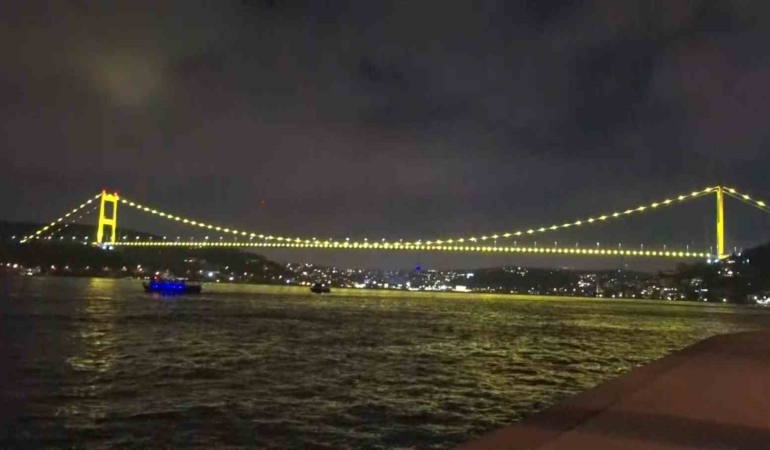 Endometriozis farkındalık ayı nedeniyle Fatih Sultan Mehmet Köprüsü sarıya büründü