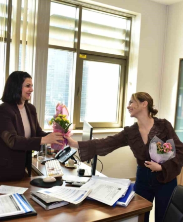 Büyükşehir’den kadın çalışanlara çiçek jesti