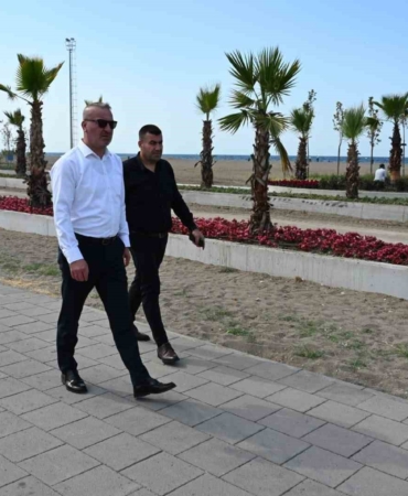 Karacabey’de park ve bahçelerde göz dolduran çalışmalar