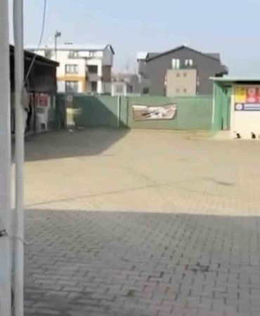 Gemlik Belediyesinin Umurbey’deki barınağını önünde toplanan hayvanseverler içeriye alınmadı