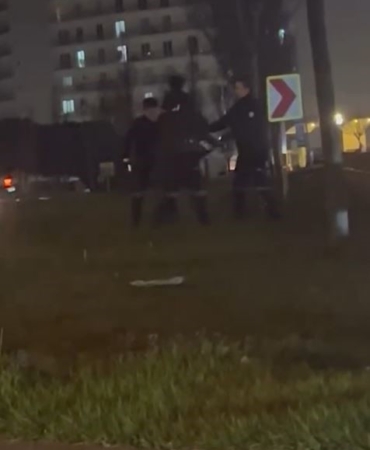 Telefon çalan adam E-5’e kaçtı, bekçiler minibüse binerek kovaladı