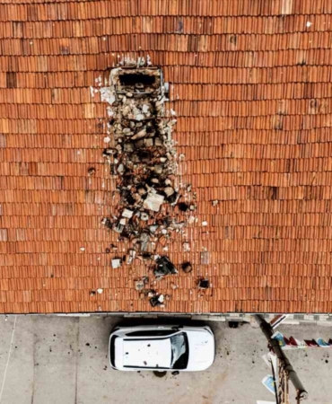 Çürüyen baca otomobilin üzerine yıkıldı