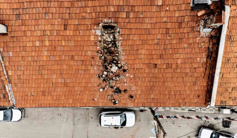 Çürüyen baca otomobilin üzerine yıkıldı