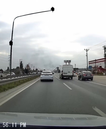 Hem kendi canını hem de diğer sürücülerin canını tehlikeye attı: O anlar araç kamerasına yansıdı