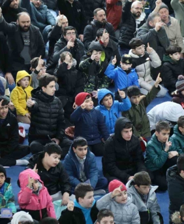 Kağıthane’de ‘Gençlik Uyanıyor Duada Buluşuyor’ projesi ile camiye gelen çocuklara ödül dağıtıldı