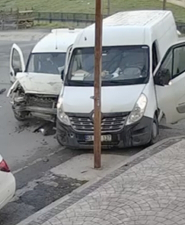 Cadde ile sokağın kesişiminde çarpıştılar: 4 yaralı