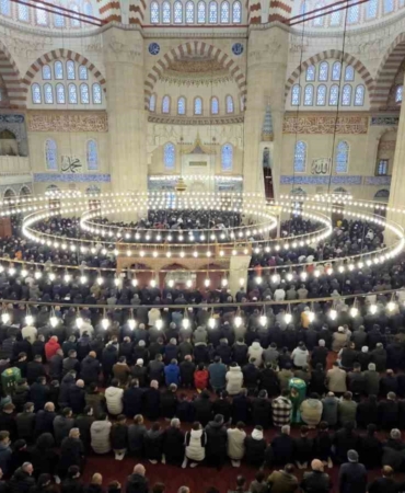 Selimiye Camii’nde restorasyon sonrası ilk bayram namazı kılındı