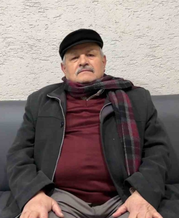 Öptü, yerine astı: "Bayrağı olmayanın milleti olmaz"