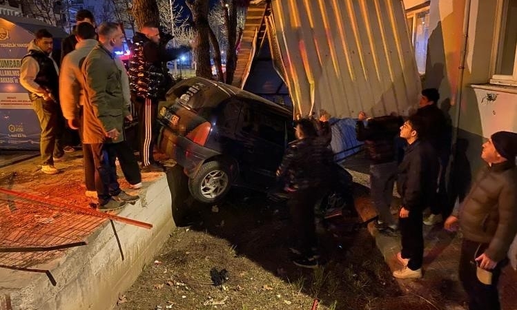 Bursa’da kontrolden çıkan araç apartmanın bahçesine savruldu