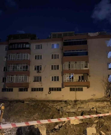 Bahçelievler’de inşaat çalışmasında zemininde boşluk oluşan 4 katlı bina mühürlendi