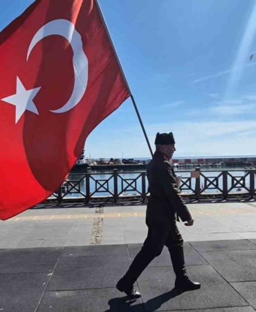 Askeri kıyafeti ve elinde Türk bayrağıyla İstanbul’dan Çanakkale’ye yürüyor