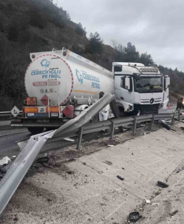 Mazot yüklü tanker kontrolden çıkarak karşı şeride geçti