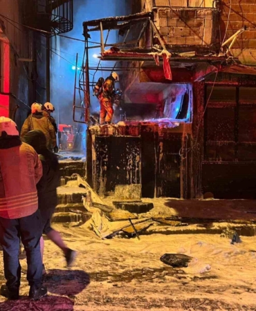 Bahçelievler’de hurda malzemelerin bulunduğu depoda yangın