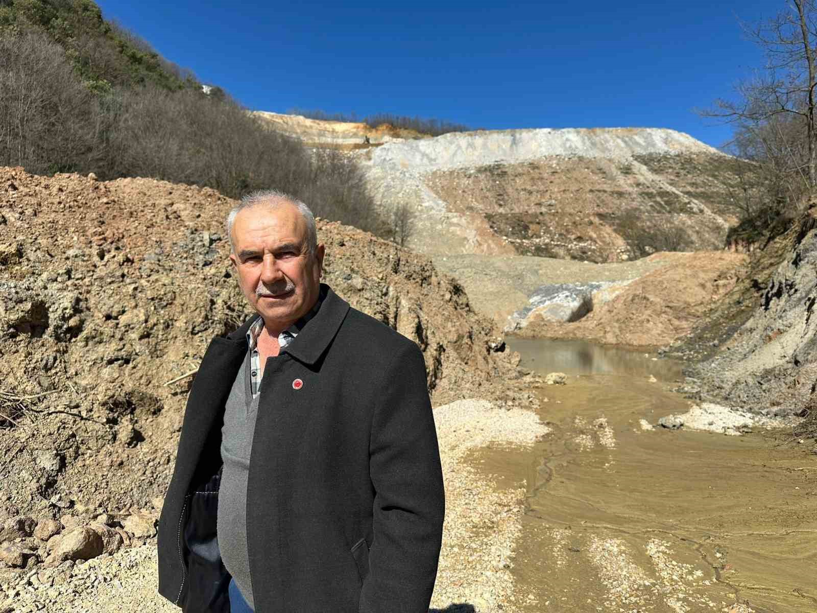 Maden ocağının atıkları suya ve toprağa karışmaya devam ediyor