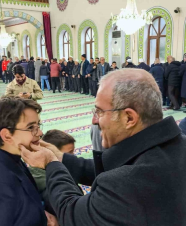 Vali Toraman, namaz sonrası vatandaşlarla bayramlaştı