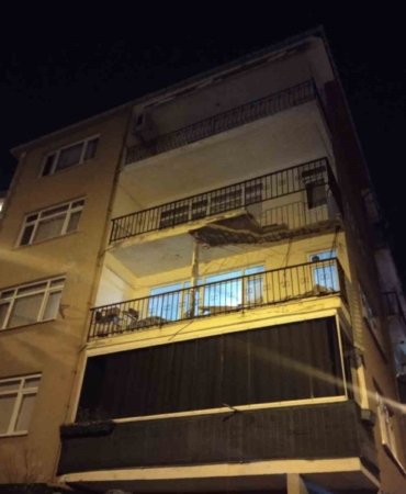 Üsküdar’da binanın balkonunda kısmi çökme meydana geldi