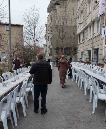 İstanbul’da komşuluk geleneğini sürdüren mahalle aynı sofrada 11’inci kez iftar yaptı
