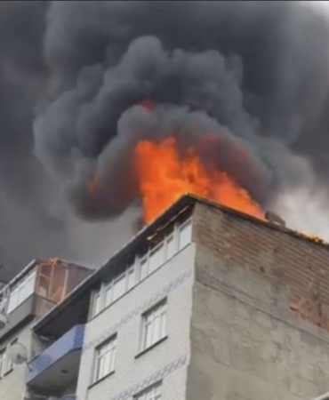 Sultangazi’de 6 katlı binada yangın paniği yaşandı, 2 kişi dumandan etkilendi