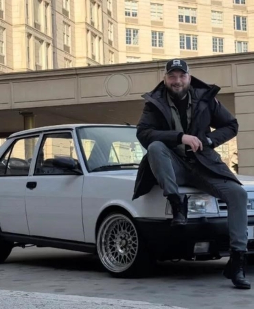 1995 model Tofaş "16" plakası ile New York sokaklarında