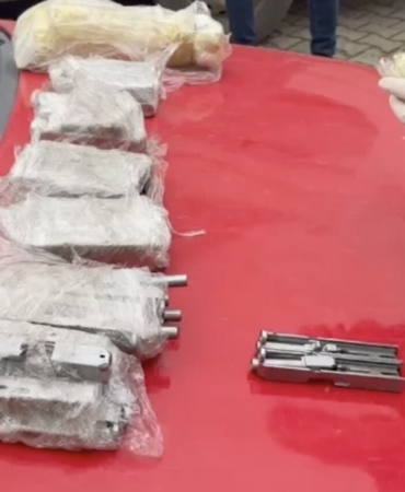 Otomobilin kapılarına zulalanmış cephanelik polis ekiplerince yakalandı