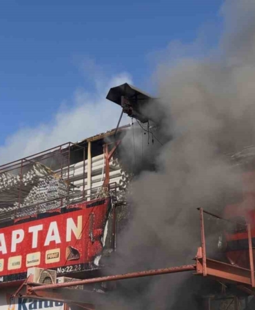 Zeytinburnu’nda sanayide çıkan yangın havadan görüntülendi