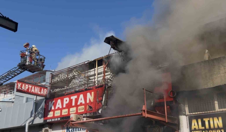 Zeytinburnu’nda sanayide çıkan yangın havadan görüntülendi