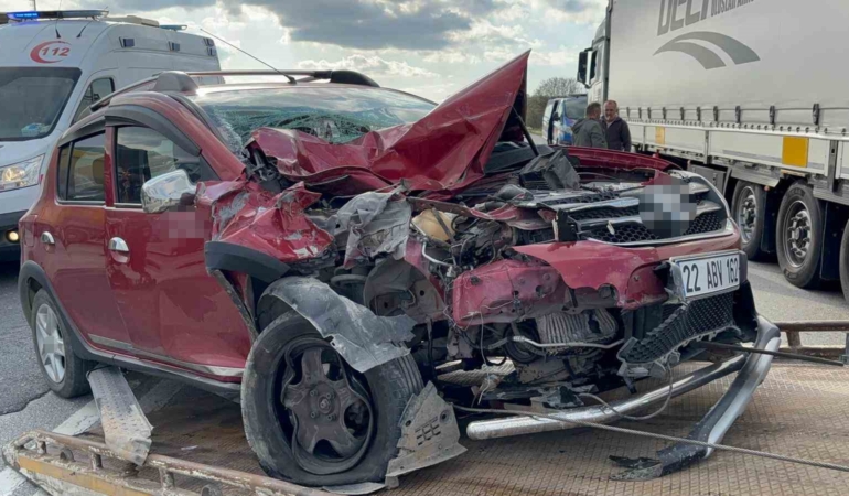 Edirne’de otomobil tıra çarptı, 1 kişi yaralandı: Kaza anı kamerada