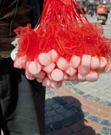 Şehir şehir dolaşarak kokulu kaya tuzu satıyor