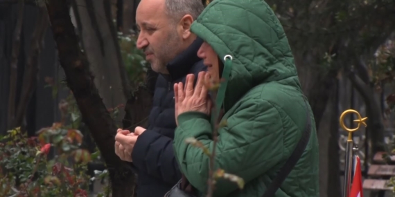 En acı bayram, Edirnekapı Şehitliği’nde gözyaşlarını tutamadı