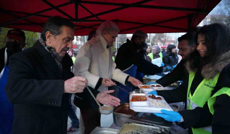 Bilecik’te iftar sevinci Cumhuriyet Meydanı’nda yaşandı