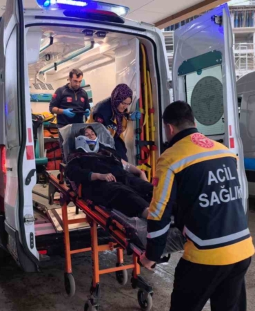 Kontrolden çıkan otomobil istinat duvarına çarptı: 4 yaralı