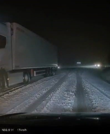 İnegöl karayolunda etkili olan kar yağışı sürücülere zor anlar yaşattı