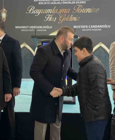 Arnavutköy’de bayram namazı sonrası ilçe protokolü vatandaşlarla bayramlaştı