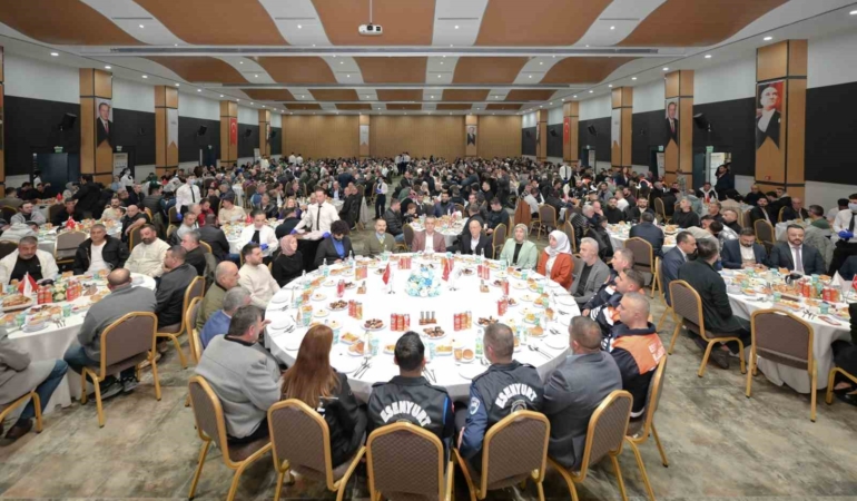 Esenyurt Belediye Başkan Vekili Can Aksoy, belediye personeli ile iftar programında bir araya geldi