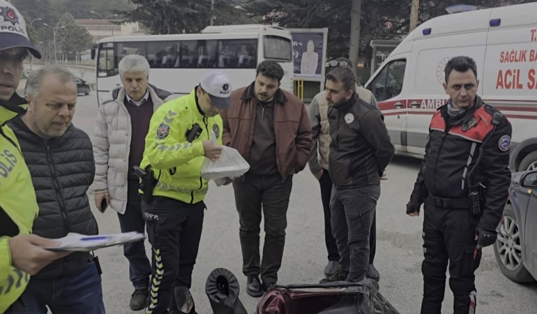 İftar vakti paket yetiştiren kurye kaza yaptı