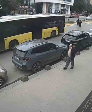 Cenazeden çıkıp yolun karşısına geçiyordu: İETT otobüsü çarptı, hayatını kaybetti