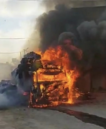 Saman yüklü tır yangında kül oldu