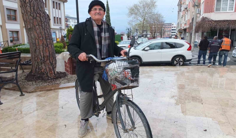 Burhaniye’de yaşlı adam her yere bisikletle gidiyor