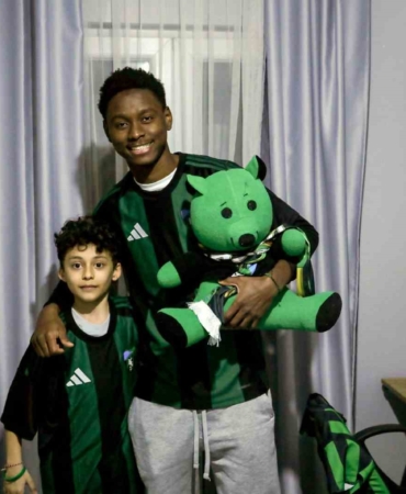 Maskot kostümünden futbolcu çıktı, çocuk taraftarın heyecandan elleri titredi